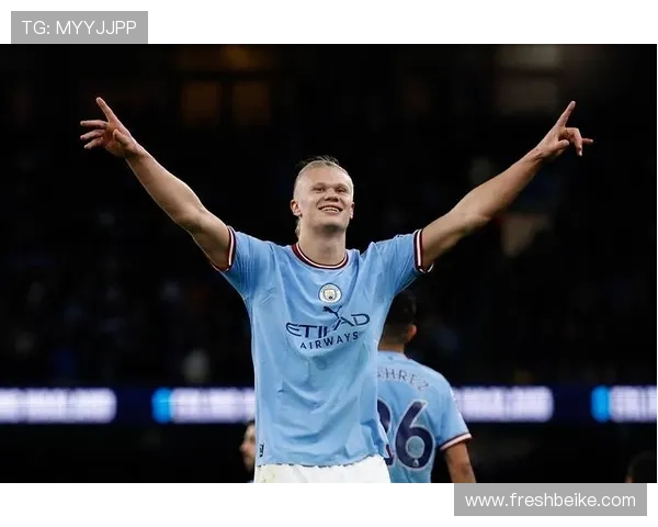 哈兰德在进球后为自己加菜表达对胜利的独特庆祝方式